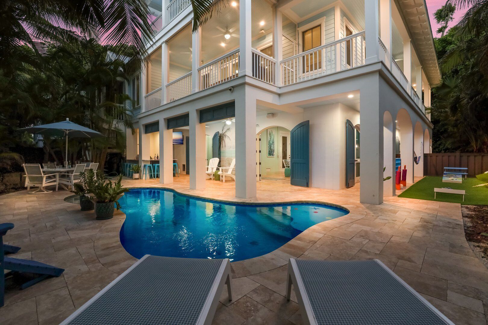 Een verwarmd zwembad en ligstoelen