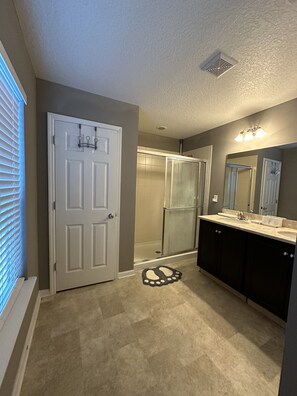 Combined shower/tub