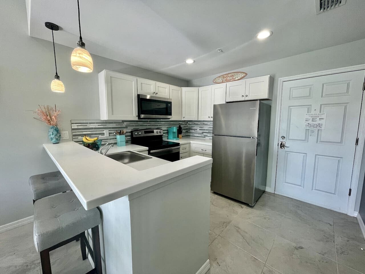 Réfrigérateur, micro-ondes, four, plaque de cuisson