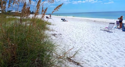 *Casa Bella* Waterfront View! 2BR, w/2 Pools, Mins to IMG/Beach/Anna Maria Isl