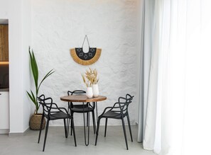 Deluxe Suite, Private Pool, Seafront | Dining room