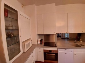 Een koelkast, een microgolfoven, een oven, een vaatwasser