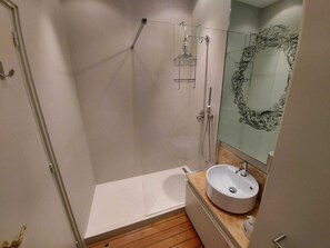 Dusche, Haartrockner, Bidet, Handtücher