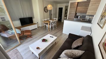 Suite superior | Área de sala de estar | Smart TV de 32 pulgadas con canales digitales, televisión y Netflix