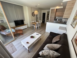 Suite superior | Zona de estar | Smart TV de 32 pulgadas con canales digitales, una televisión