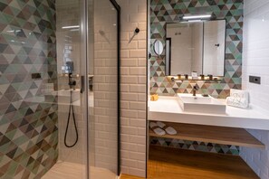 Superior Double Room, 1 King Bed | Bathroom | Shower, rainfall showerhead, free toiletries, hair dryer - La Puerta de Nerja Hostal Boutique (Nerja)