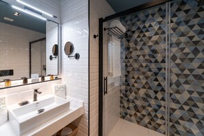 Standaard Twin kamer | Badkamer | Een douche, een regendouche, gratis toiletartikelen, een haardroger