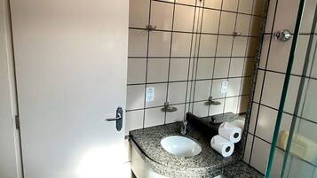 Eenvoudig appartement | Badkamer | Een haardroger, een bidet, handdoeken, zeep
