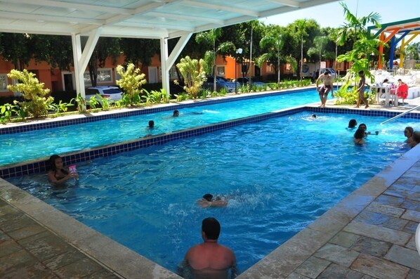 7 piscines couvertes, piscine extérieure, parasols de plage