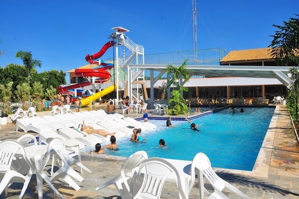 7 piscinas techadas, una piscina al aire libre, sombrillas