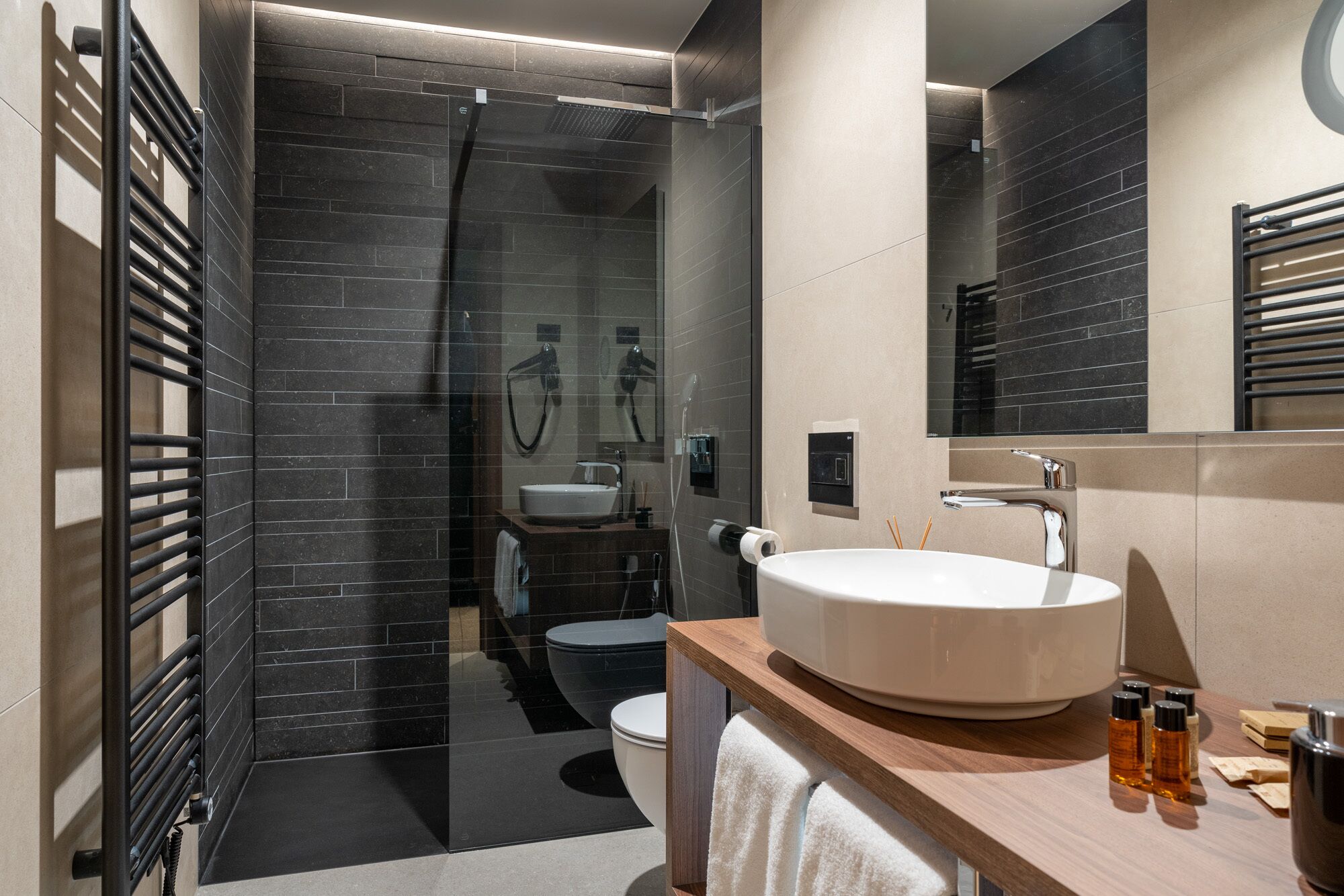 Rom – superior | Bad | Toalettartikler (inkludert), hårføner, tøfler og håndklær