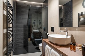 Kamar Superior | Kamar mandi | Perlengkapan mandi gratis, pengering rambut, sandal, dan handuk