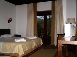 Escritorio y espacio para trabajar con laptop 