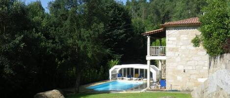 Hồ bơi ngoài trời phục vụ theo mùa, ghế dài tắm nắng