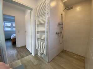 Shower, hair dryer, towels, soap - "Little uncle" (Wiefelstede)