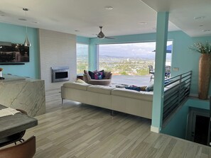 Smart TV, caminetto, tavolo da ping pong, libri