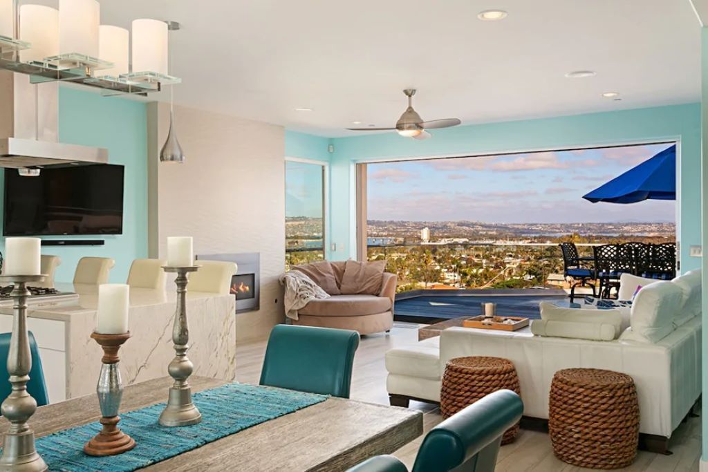 Smart TV, caminetto, tavolo da ping pong, libri