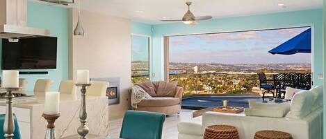 スマートテレビ、暖炉、卓球台、書庫