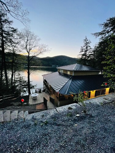 Cheerful waterfront 4 bedroom brand new Lake Cottage