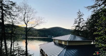 Cheerful waterfront 4 bedroom brand new Lake Cottage