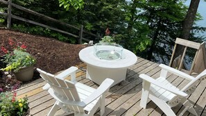 Terrace/patio - Cheerful waterfront 4 bedroom brand new Lake Cottage (Fairlee)