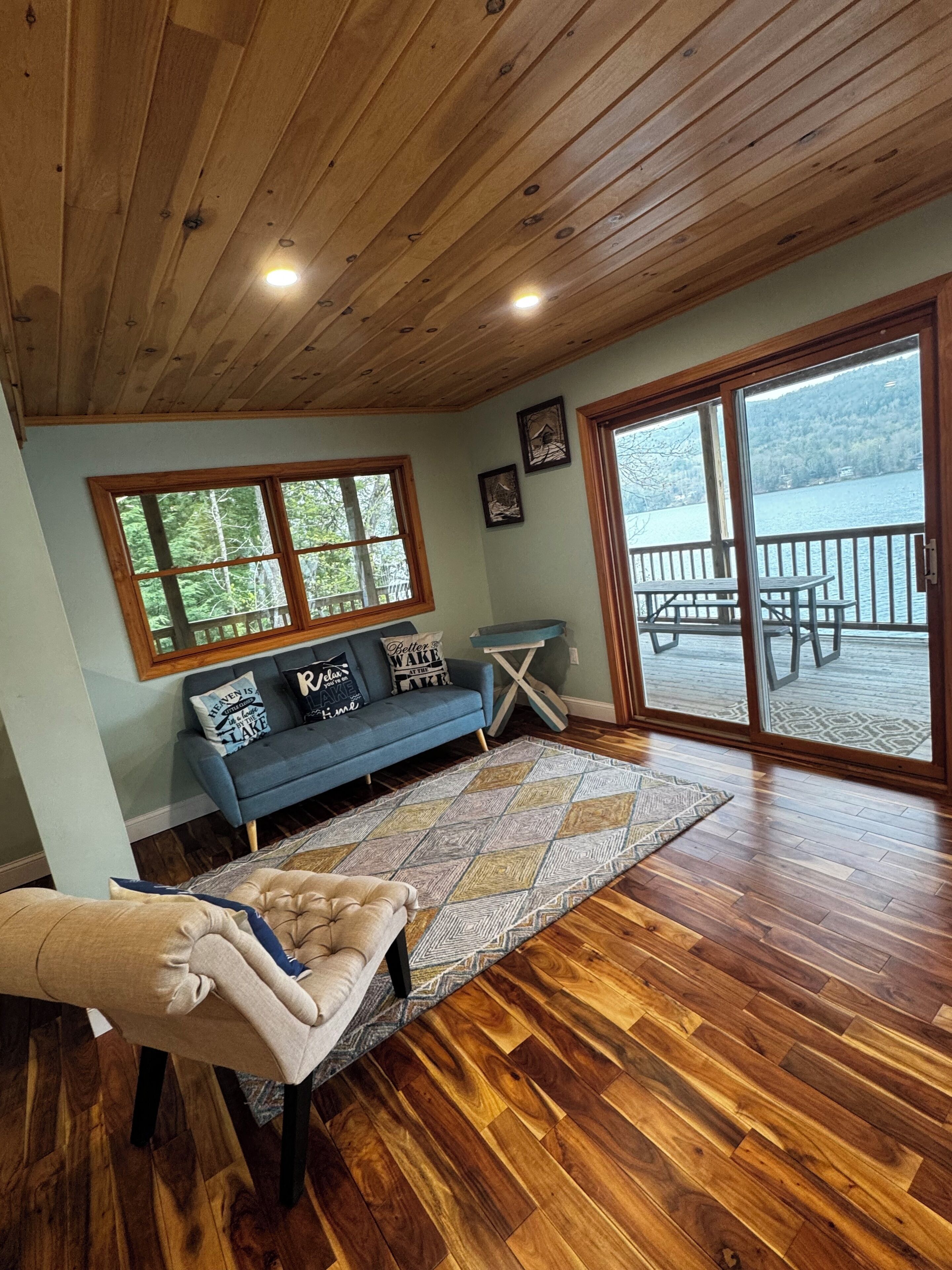Una Smart TV, una chimenea