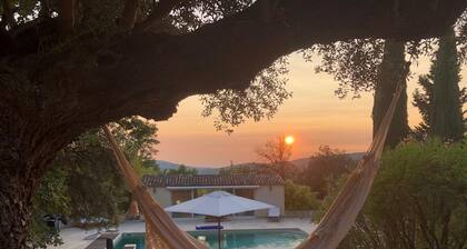 Sainte Victoire: 325 M² property with pool house set in 5 ha of woodland