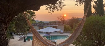 Sainte Victoire : Propriété 325 M² avec Pool House qui s'étend sur 5 ha boisé