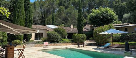 Utendørsbasseng og et oppvarmet basseng