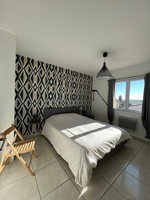 3 slaapkamers, een strijkplank/strijkijzer, reisbedje, gratis wifi