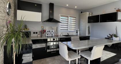 MAISON TOUT CONFORT, ENTIEREMENT CLIMATISEE, PISCINE PRIVEE