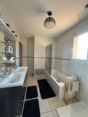 Combined shower/bathtub, hair dryer, towels, soap