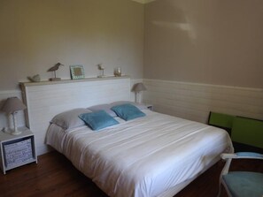 2 عدّة غرف نوم ومكتب ومكواة/لوح كي وملاءات أسرّة