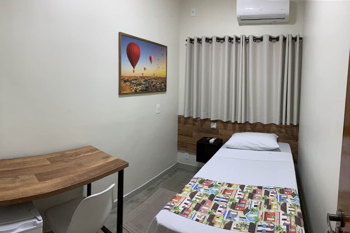 Comfort eenpersoonskamer | Een minibar, een bureau, een laptopwerkplek, verduisterende gordijnen