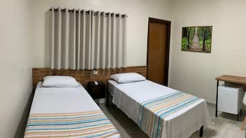 Quarto conforto | Frigobar, escrivaninha, espaço de trabalho para notebook