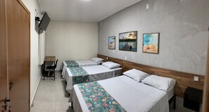 Comfort vierpersoonskamer | Een minibar, een bureau, een laptopwerkplek, verduisterende gordijnen