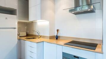 Fridge, oven, dishwasher, coffee/tea maker