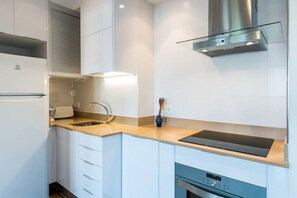 Fridge, oven, dishwasher, coffee/tea maker