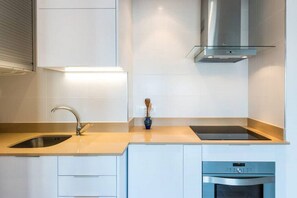 Fridge, oven, dishwasher, coffee/tea maker