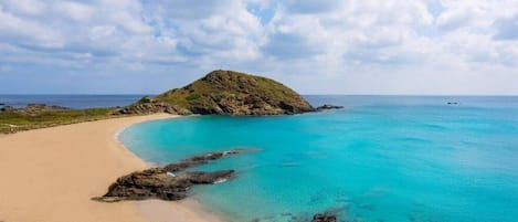 Una spiaggia nelle vicinanze