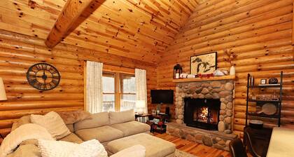 5 BR log cabin - Hot Tub - 40 private acres - Hiking trails