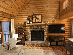 Smart TV, chimenea y libros