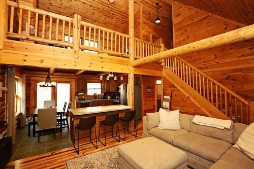 5 BR log cabin - Hot Tub - 40 private acres - Hiking trails