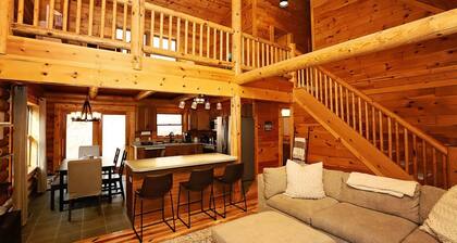 5 BR log cabin - Hot Tub - 40 private acres - Hiking trails
