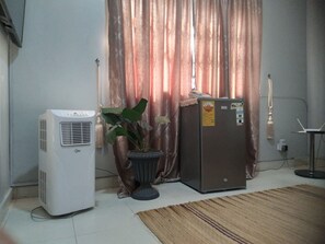 Interior - QUEEN BED SUITE, HIGH SPEED FREE WIFI & PARKING (Greater Accra Region)