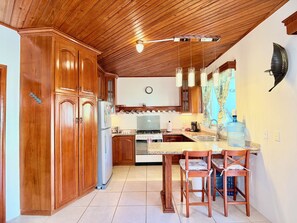 Een koelkast, een magnetron, een oven, een kookplaat