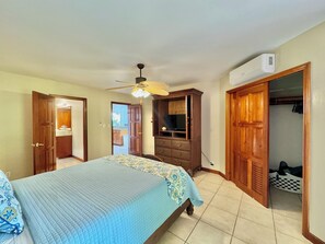 A bedroom with a bed, wardrobe, and an open closet. - Villa con Vista @ Calabash Bight, Roatan. (Oakridge)