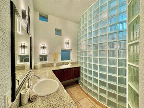 Badewanne, Haartrockner, Handtücher