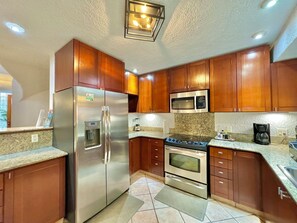 雪櫃、微波爐、焗爐、爐具