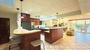 Frigorífico, microondas, horno y placa de cocina